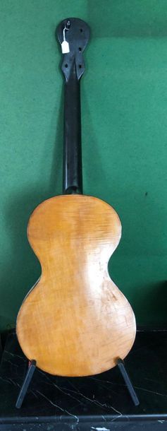 null Anonymous romantic guitar made in Mirecourt c.1830

Table top maple spruce case,...