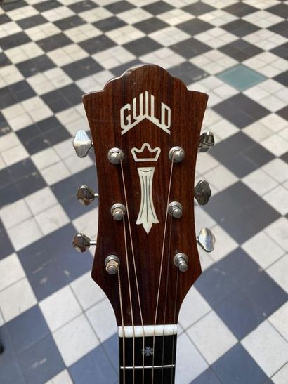 null Guitare folk de marque Guild modèle GAD F4OPNAT

N° de série GAD-24151

Fond...