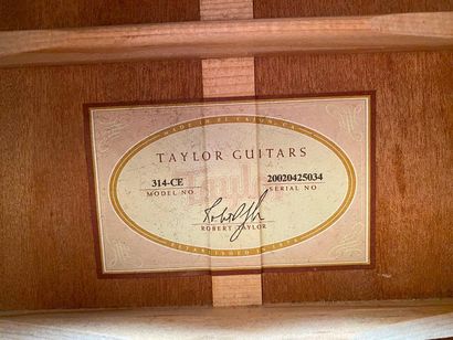 null Folk Guitar electric acoustic coupe pan pan, brand Taylor model 314-CE

Made...