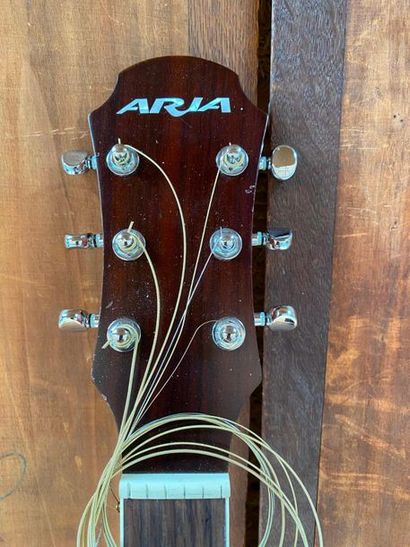 null Guitare folk pan coupé electro acoustique de marque ARIA modèle ASP-100CE M

N°...
