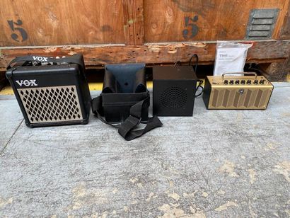 null Batch comprising a Vox 8500 rhythm amp, an eliott trace tube amp, and a yam...