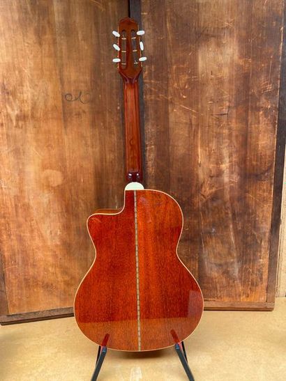 null Guitare de jazz manouche grande bouche XII cases de marque OZARK

Bon état général,...