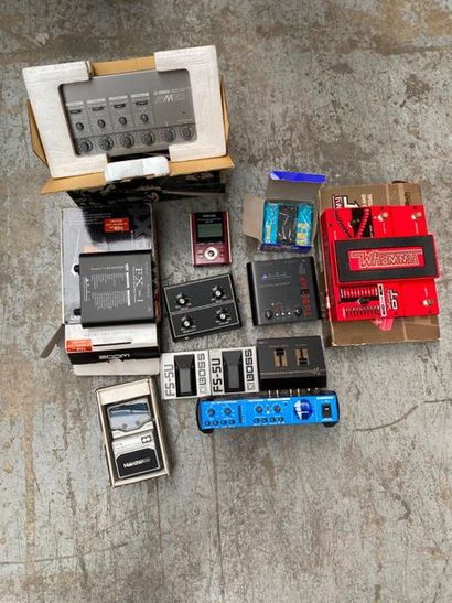 null Set including various pedals and effects including : Wha mmy, Samson, Zoom,...