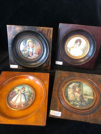 null Set of 4 round miniatures in frames representing

The dance, Diam 5,8cm

Portrait...