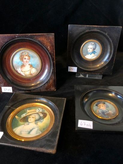 null Set of 4 round miniatures in frames representing

Elegant hat, Diam 6,6cm

Woman...