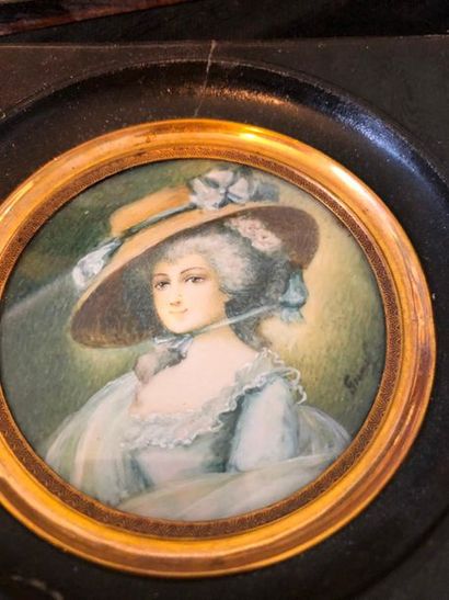 null Set of 4 round miniatures in frames representing

Elegant hat, Diam 6,6cm

Woman...