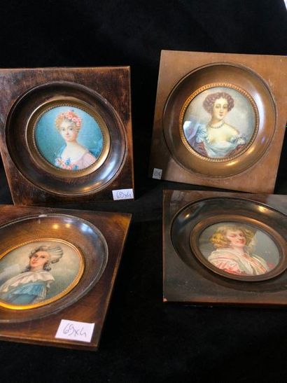null Set of 4 round miniatures in frames representing

Lady with big collar and blue...