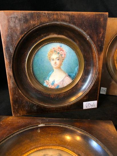 null Set of 4 round miniatures in frames representing

Lady with big collar and blue...