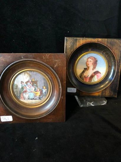 null Set of 2 round miniatures in frames representing

Family scene, Diam 6,8cm

Portrait...