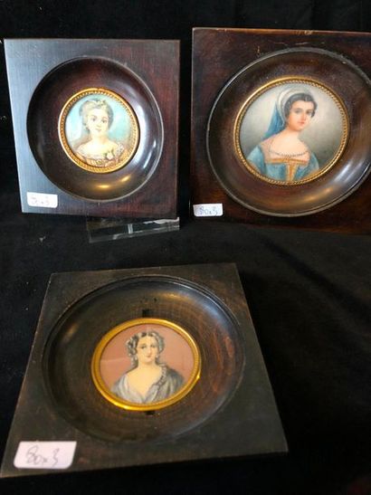 null Lot de 3 miniatures rondes dans des encadrements représentant

Portrait de femme...