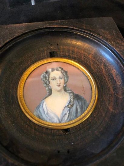 null Set of 3 round miniatures in frames representing

Portrait of woman signed A.Delannoy...