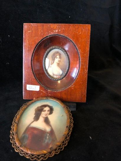 null Set of 2 oval miniatures in frames representing

Portrait of a woman in profile,...