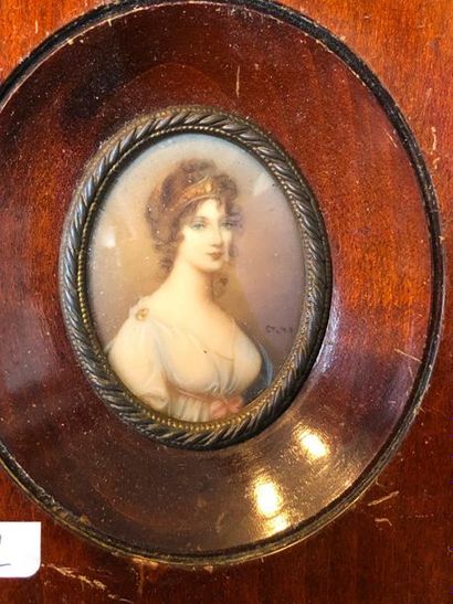 null Lot de 2 miniatures ovales dans des encadrements représentant

Portrait de femme...