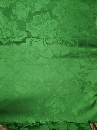 null Damas de soie vert, style Louis XV, décor « naturaliste » de fleurs, à sonnettes.
Métrage:...