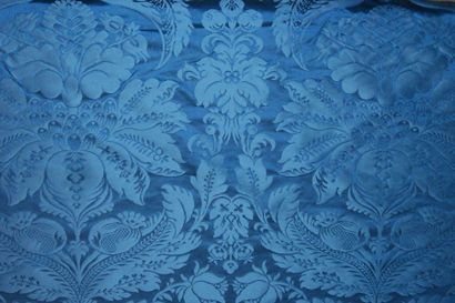 Maison Edmond Petit Damas mélangé soie bleu saphir, style Régence, décor d’une fleur...