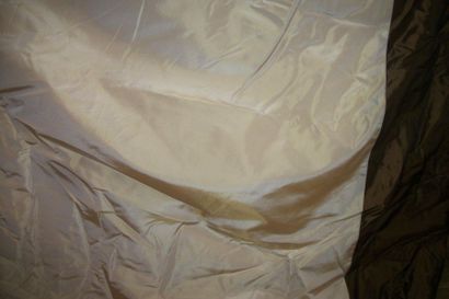 null Suite of four beige taffeta-edged curtains

chocolate, lined, fleece (stains).

...