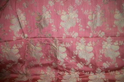 null Pair of curtains and a valance in naturalist lampas, style

XVIIIth century,...