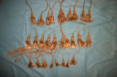 null Combination of thirty-three tassels in gold wire to the model, in three different...