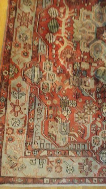 null Nahavand (Iran) carpet, orange, decor with a central medallion and a decor of...