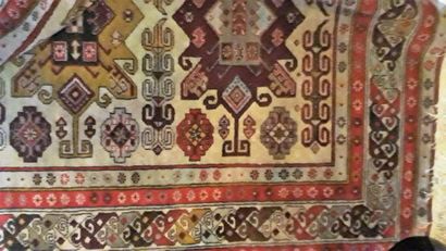 null Carpet, tobacco-coloured, decor of three medallions

20th century

172 x 134...
