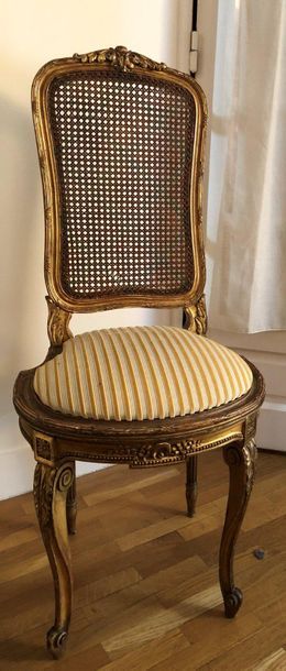 null Chaise cannée en bois doré, pieds fuselés et cannelés

Style Louis XVI, début...
