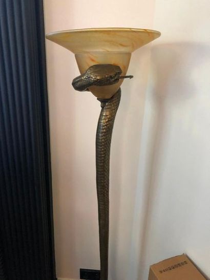 null Paire de lampadaires en bronze ciselé et doré à décor de Serpents enserrant...