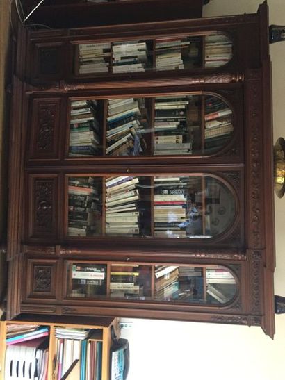 Bibliothèque à 4 portes vitrées en bois sculpté...