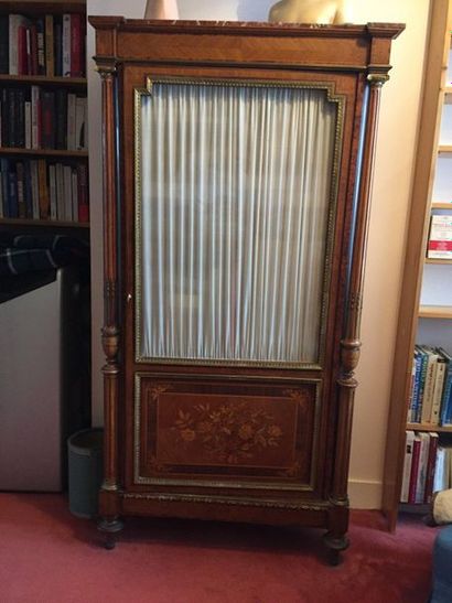 null Veneer display case with inlaid decoration, with Corinthian capitals on the...