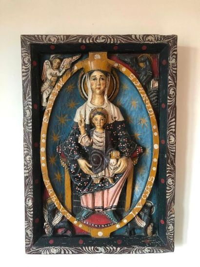 null Panneau en bois sculpté et peint représentant la Vierge à l'enfant dans une...