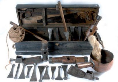 null Coffre de charpentier de marine. Très nombreux outils spécialisés, scies, varlope,...