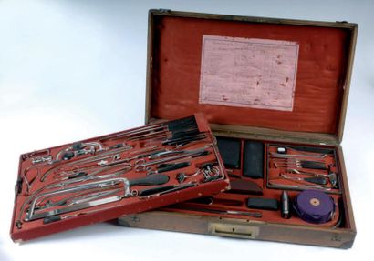 null Coffret de chirurgien en acajou corné de laiton. Instruments pour la chirurgie,...