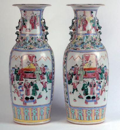 ASIE Fin XIXème - Début XXème Paire de vases Canton, fin XIXème à décor de personnages....