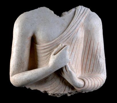 null Torse de divinité en stuc. Gandhara II/IV ème s. H. 27,5 cm.