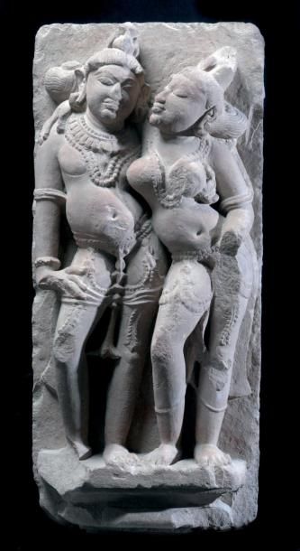 null Bas-relief en grès gris, représentant un couple enlacé "mithuna". Inde, Madhya...