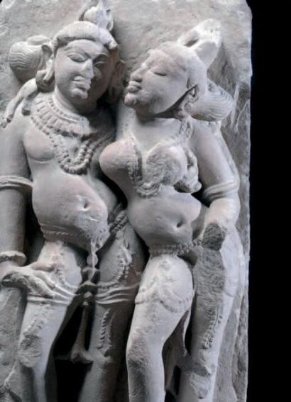 null Bas-relief en grès gris, représentant un couple enlacé "mithuna". Inde, Madhya...