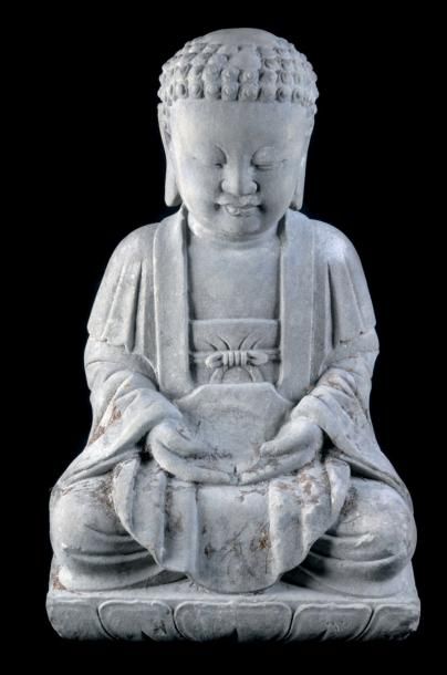 null Statuette de bouddha assis sur le lotus en grès gris, les mains en dhyana mudra....