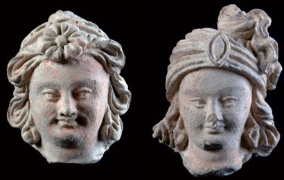 null Deux petites têtes de personnages à coiffure ondulée en terre cuite. Gandhara...
