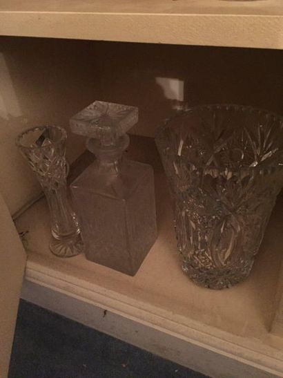 null Lot comprenant 2 vases en verres taillés et une carafe