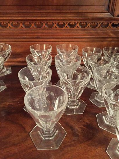 null Maison BACCARAT, modèle HARCOURT comprenant

16 verres à eau

7 coupes à champagne

7...