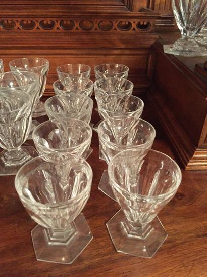 null Maison BACCARAT, modèle HARCOURT comprenant

16 verres à eau

7 coupes à champagne

7...