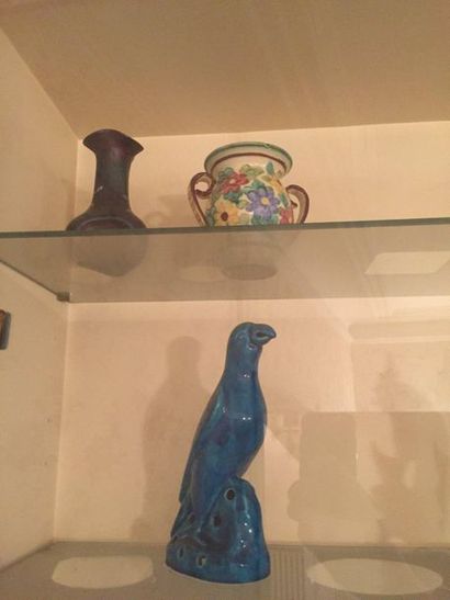 Manette comprenant perroquet bleu, Vase et...