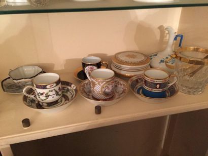 null Lot comprenant 5 tasses et sous-tasses en porcelaine polychrome, sucrer, ca...