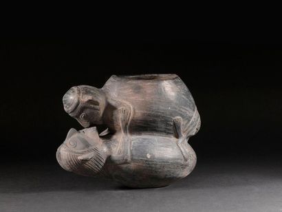 null Chimu couple black vessel 

Vase représentant un couple 

Terre cuite noire

Culture...