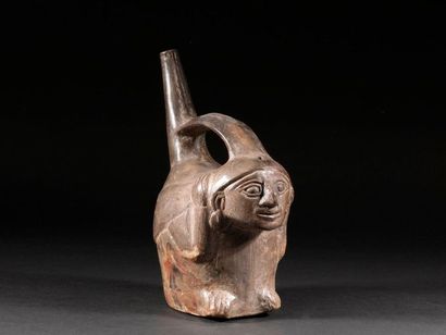 null Vase représentant un porteur 

Terre cuite noire

Culture Chimú, Pérou

1100...