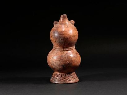 null Vase en forme de coloquinte

Terre cuite beige 

Culture Lambayeque, Pérou

1100...