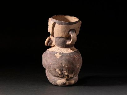 null Vase representing a shaman

Beige terracotta and black decor

Chancay Culture,...