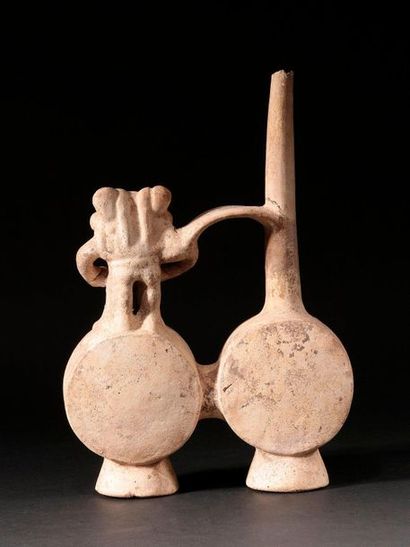 null Vase à double panse avec personnage

Terre cuite beige

Chimu, Pérou

1100 –...