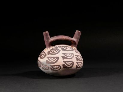 null Vase décoré de visage stylisés

Terre cuite polychrome

Culture Nazca, Pérou

200...