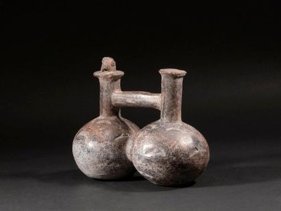 null Vase à double panse orné d’un oiseau

Terre cuite noire

Culture Chimu, Pérou

1100...