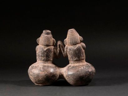 null Vase à double panse représentant des Jumeaux

Terre cuite noire

Culture Chancay,...